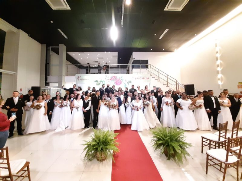 Casamento comunitário celebra união de 45 casais
