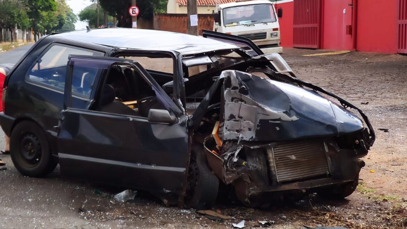 Mulher colide carro em poste e morre no local