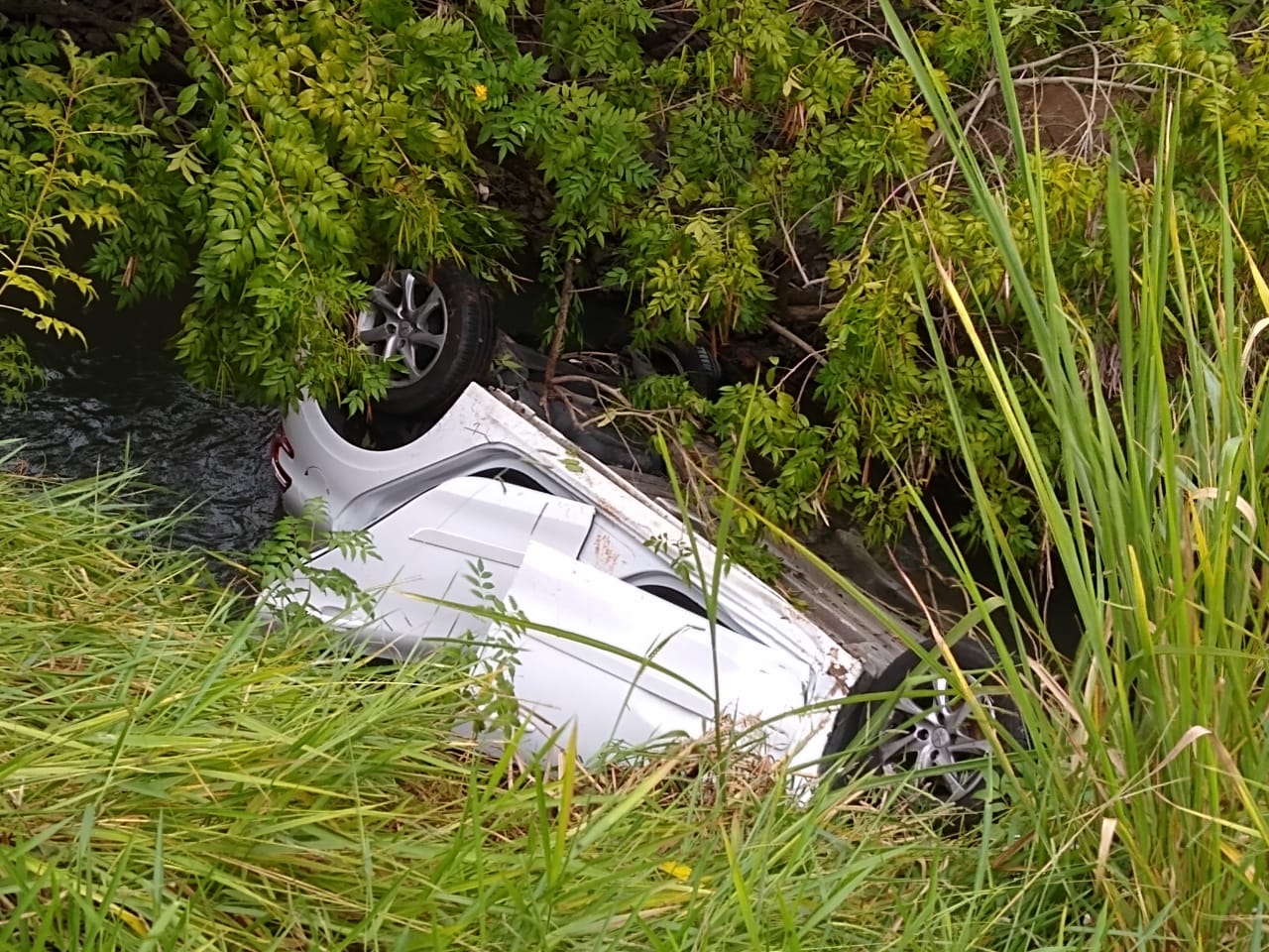 Carro cai em córrego na Av. Comendador Alfredo Maffei