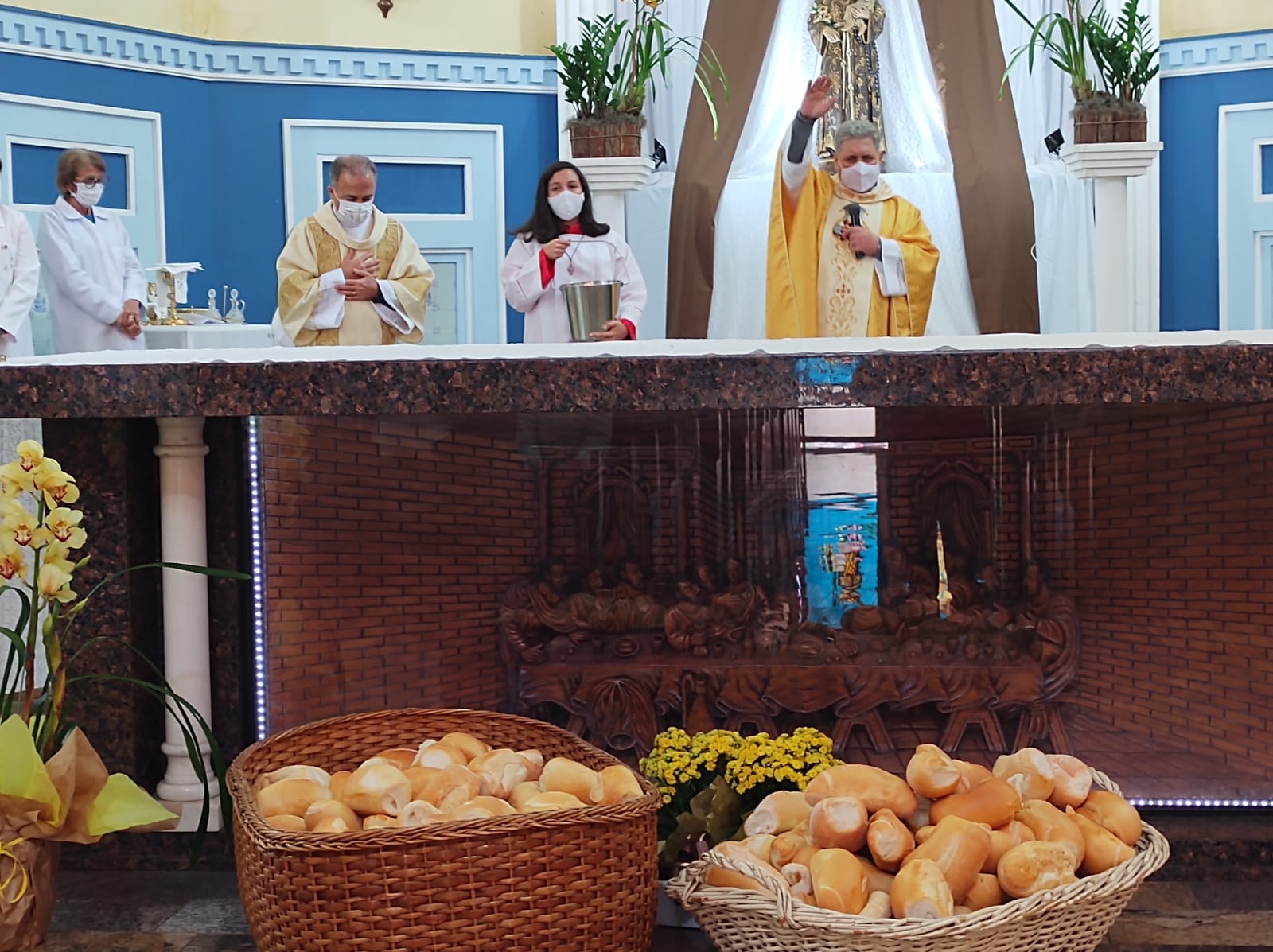 Dia do Padroeiro começa com missa, benção dos pães e bolo de Santo Antônio