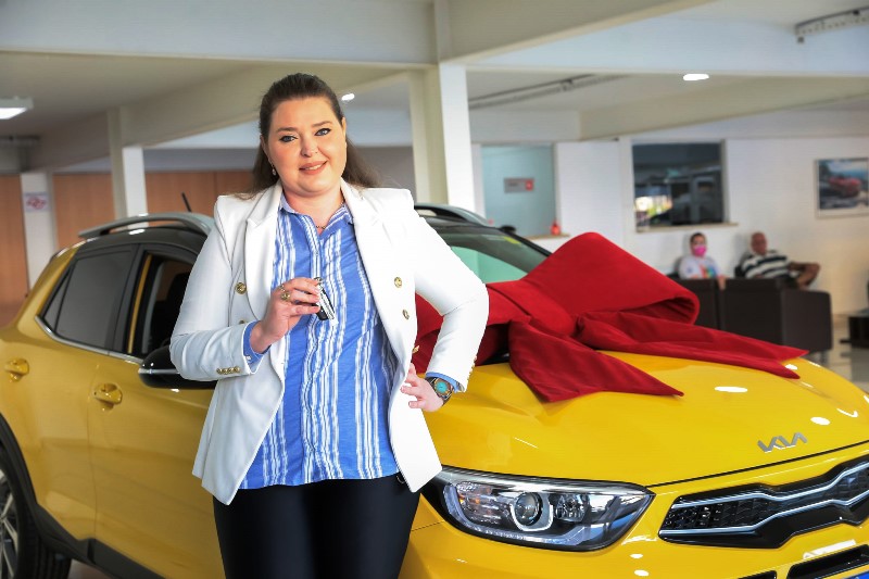 Moradora de Sertãozinho recebe automóvel sorteado na campanha de Dia dos Namorados do RibeirãoShopping