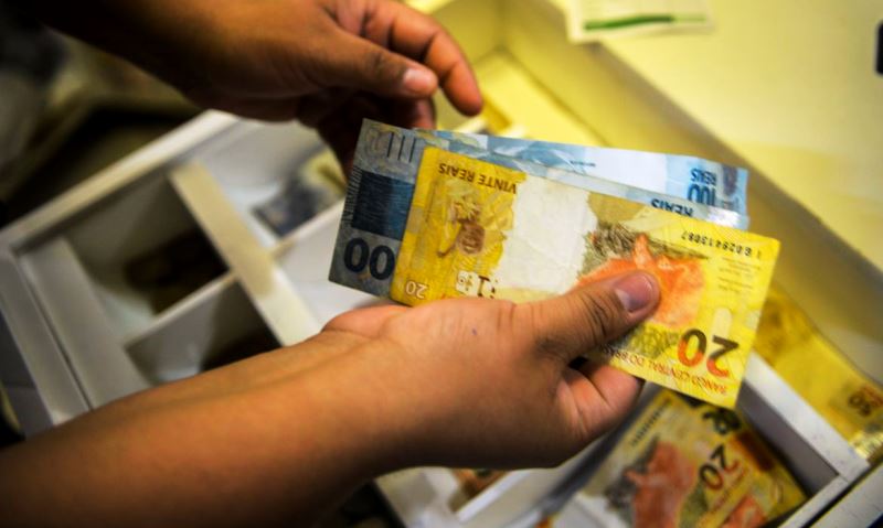 Vendas no comércio recuam 0,8% em julho