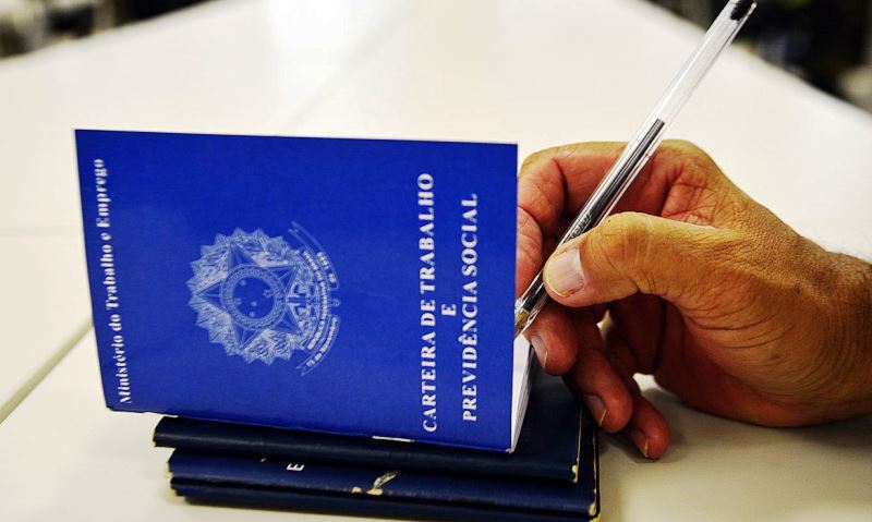 Desemprego cai para 8,7% no terceiro trimestre