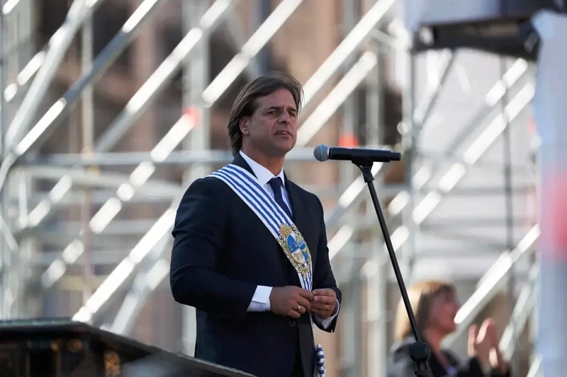 Lacalle Pou reitera negociação do Uruguai com a China após encontro com Lula