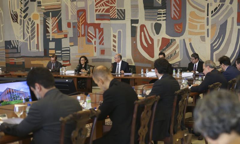 Alckmin fala em geração de emprego e queda de juros