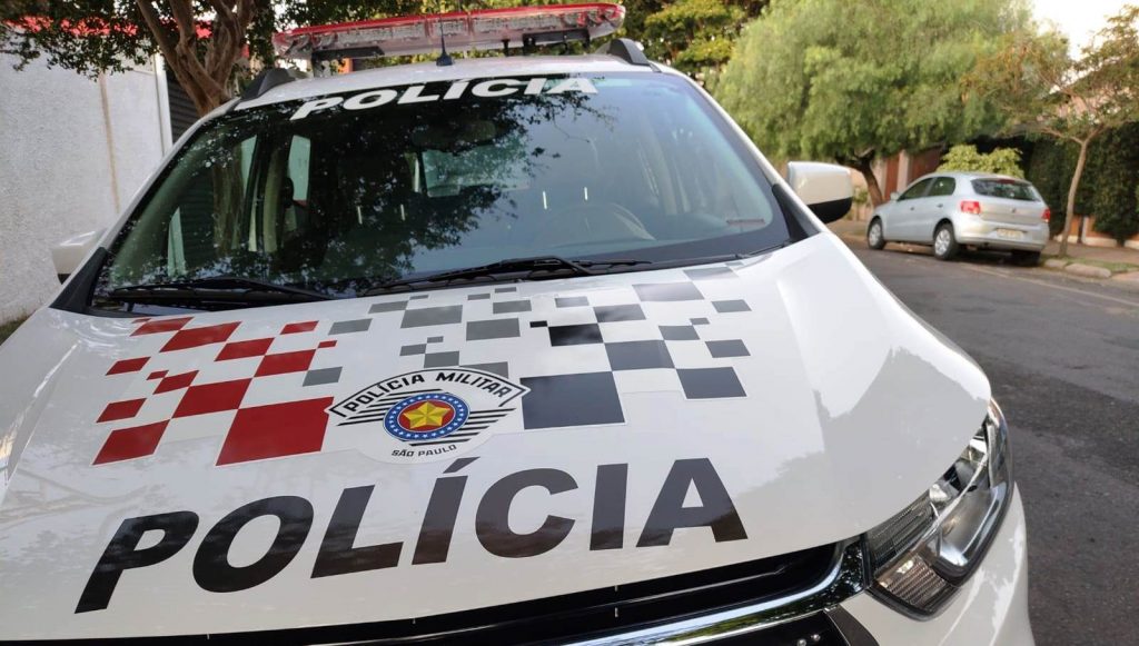 Bandidos roubam celular e documentos no Centro