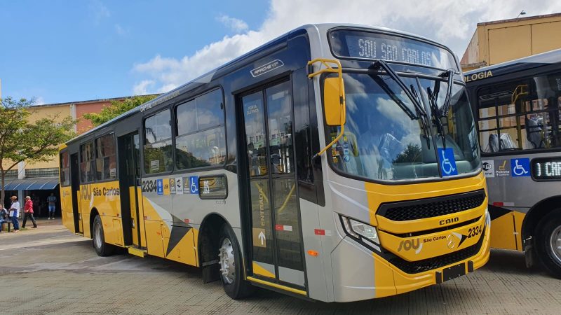 Ônibus perde freio e bate em prédio na Estação