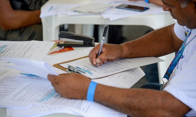 Volume de serviços no país cai 1,6% de março para abril