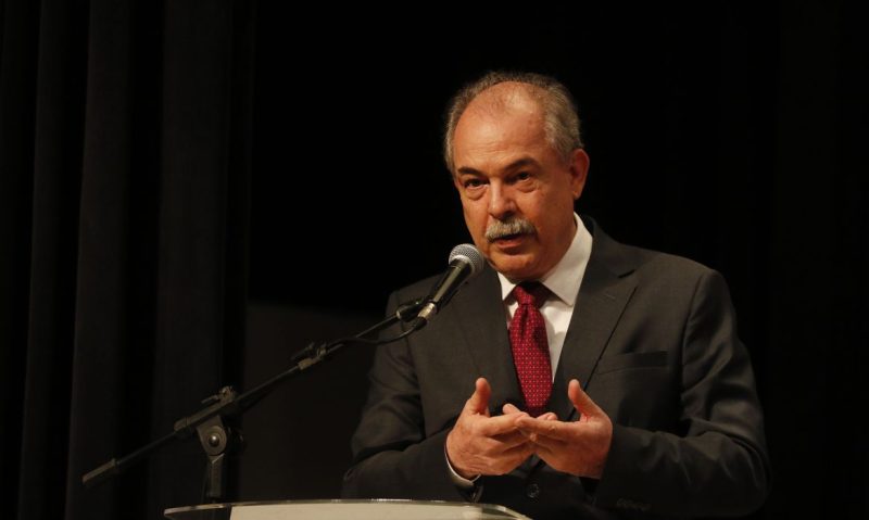 Juro é obstáculo para função social do banco, afirma Mercadante