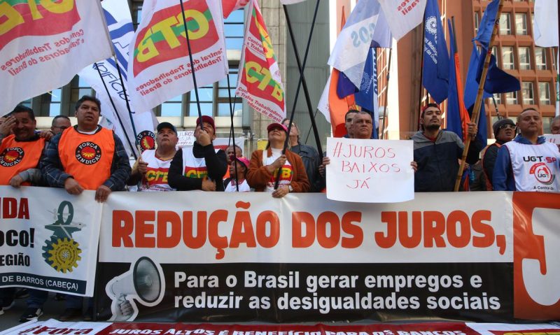 Centrais sindicais fazem protesto contra juros altos