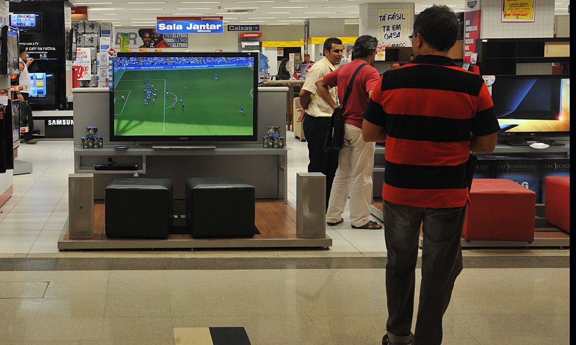 Homens ganhavam, em 2021, 16,3% a mais que mulheres