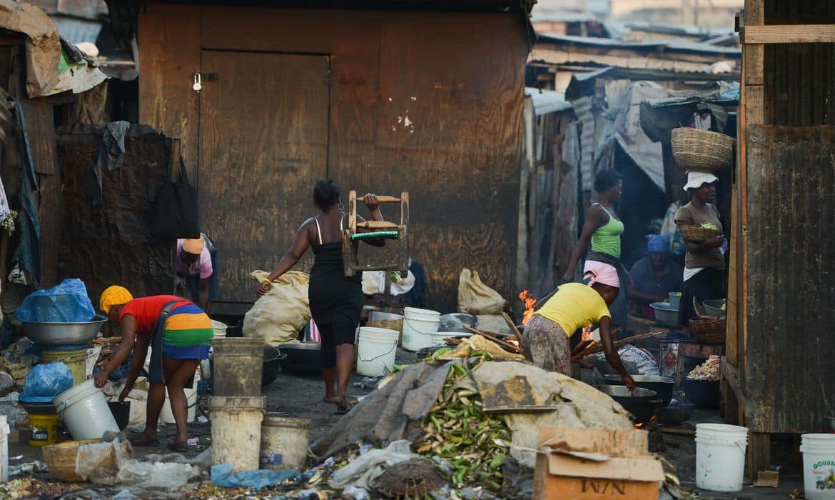 Apesar da queda acentuada da pobreza, desigualdades se mantêm