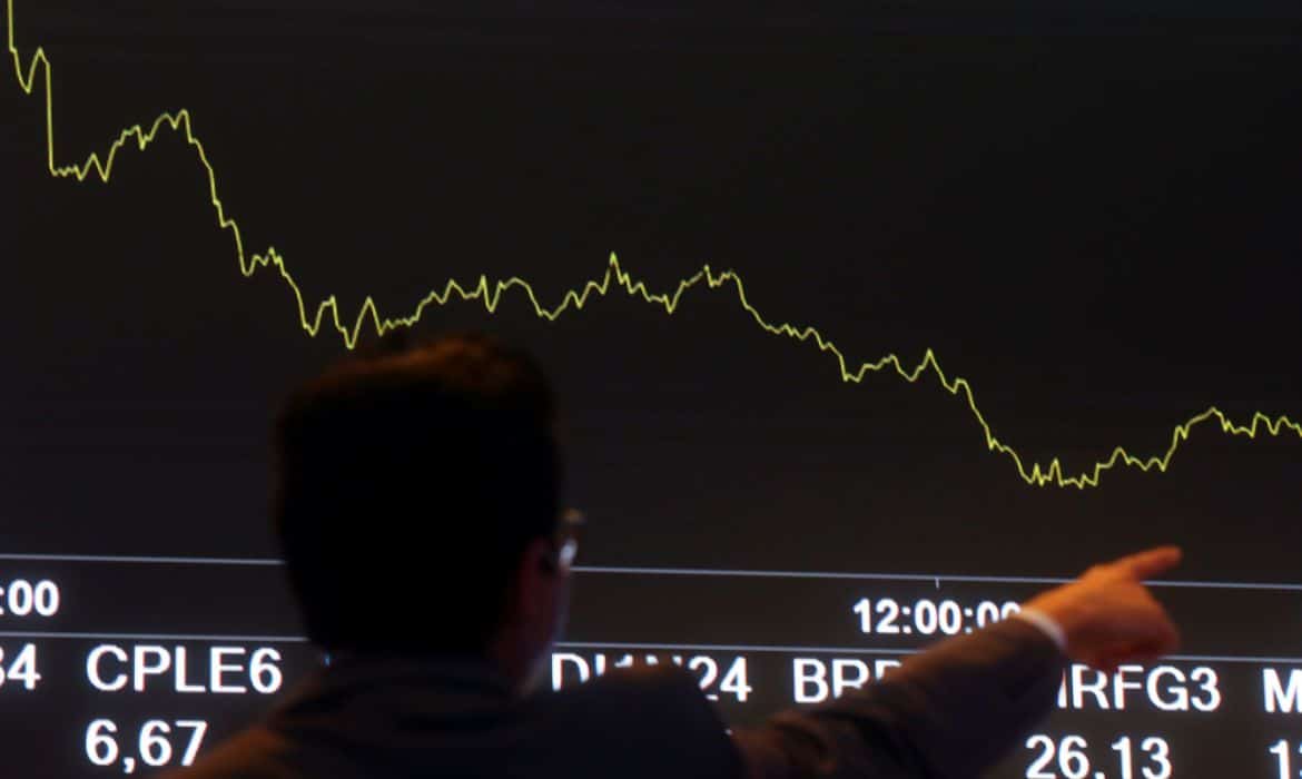 Dólar sobe para R$ 4,98 em mais um dia de turbulência no mercado