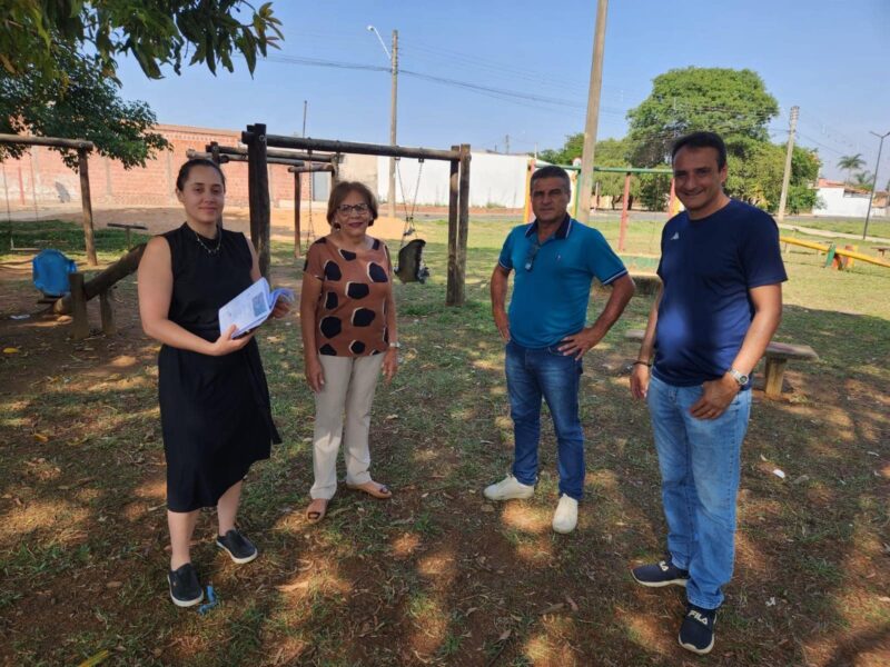Cidinha do Oncológico e secretário de Esportes visitam praça Orestes Cimatti