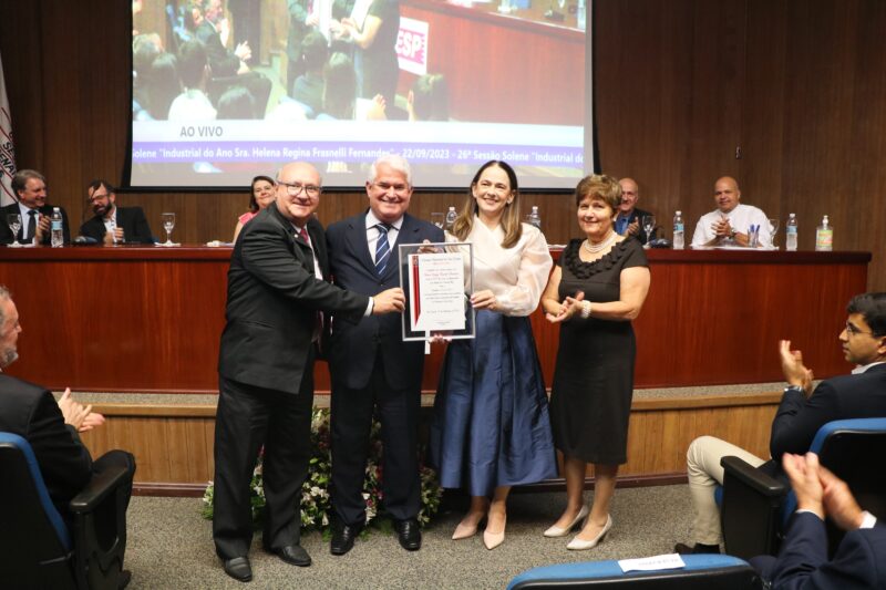 Helena Regina Frasnelli Fernandes recebeu título na Câmara