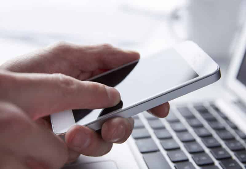 Dupla rouba iPhone de criança em São Carlos