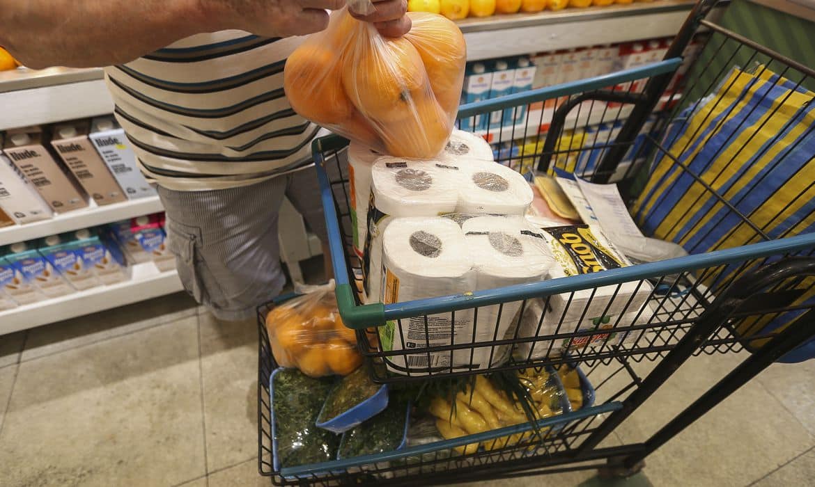 Alimentos e bebidas aliviam inflação para os mais pobres