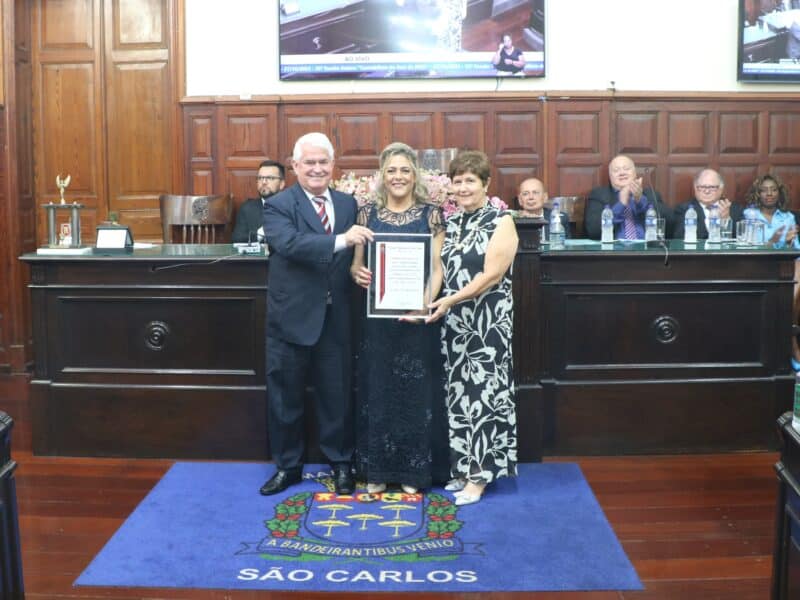 Maria Ogélia de Souza recebeu troféu Estanislau Kruszynski