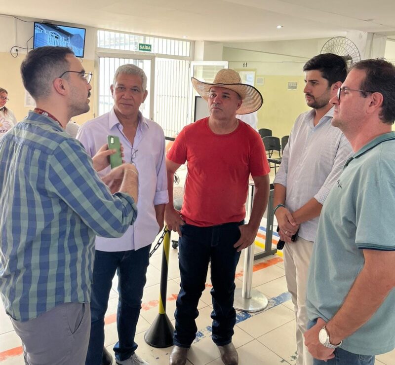 Vereadores acompanham a instalação do novo aparelho de Raio-X