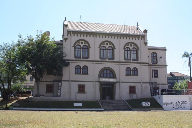 Sessão da Câmara é adiada para quarta-feira (24)