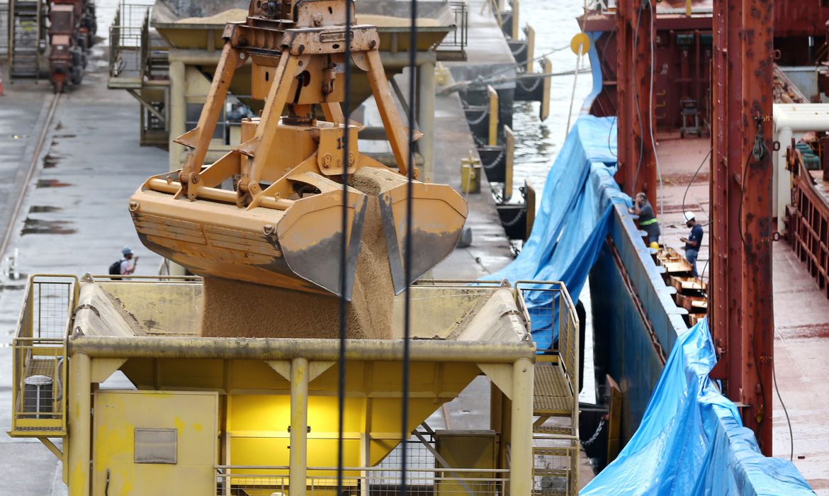 Ministério projeta superávit comercial de US$ 93 bilhões