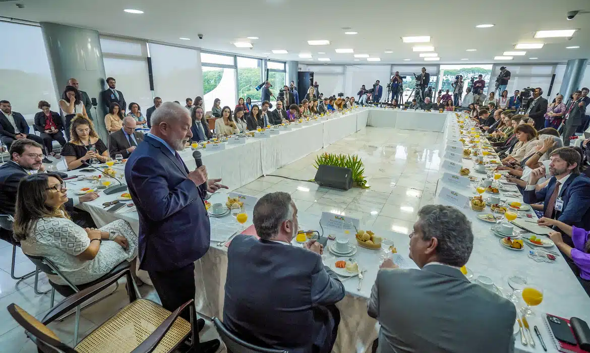 “Dificilmente chegaremos à meta de déficit zero em 2024”, diz Lula