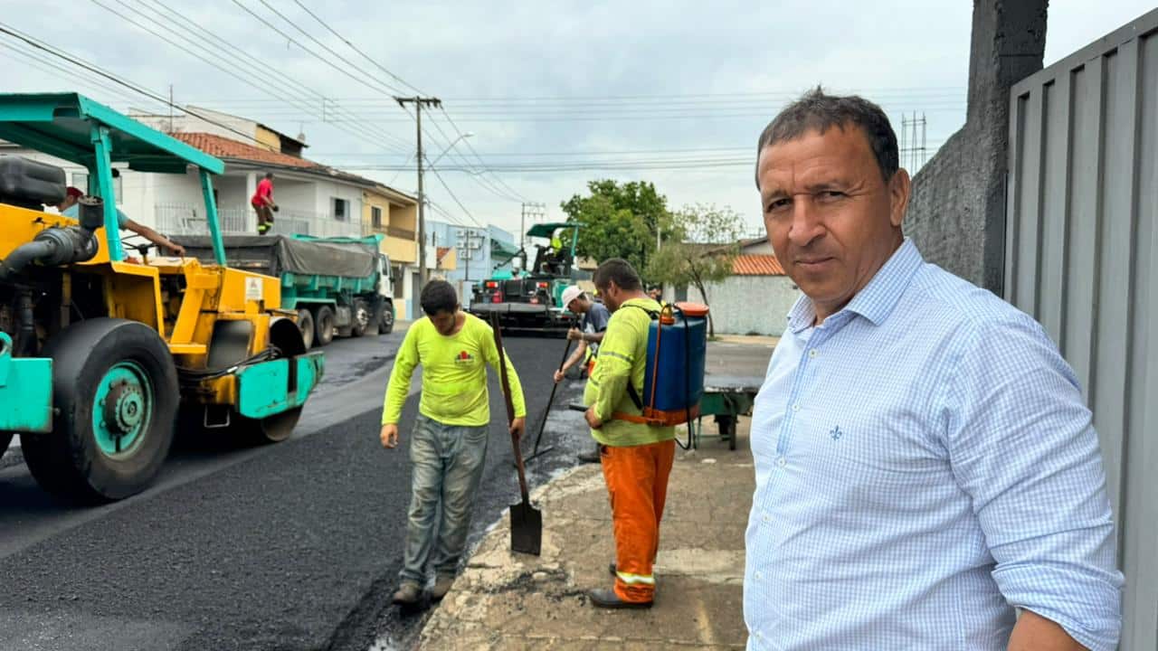 Vice-Prefeito Edson Ferraz acompanha o recapeamento asfáltico no bairro Jockey Clube