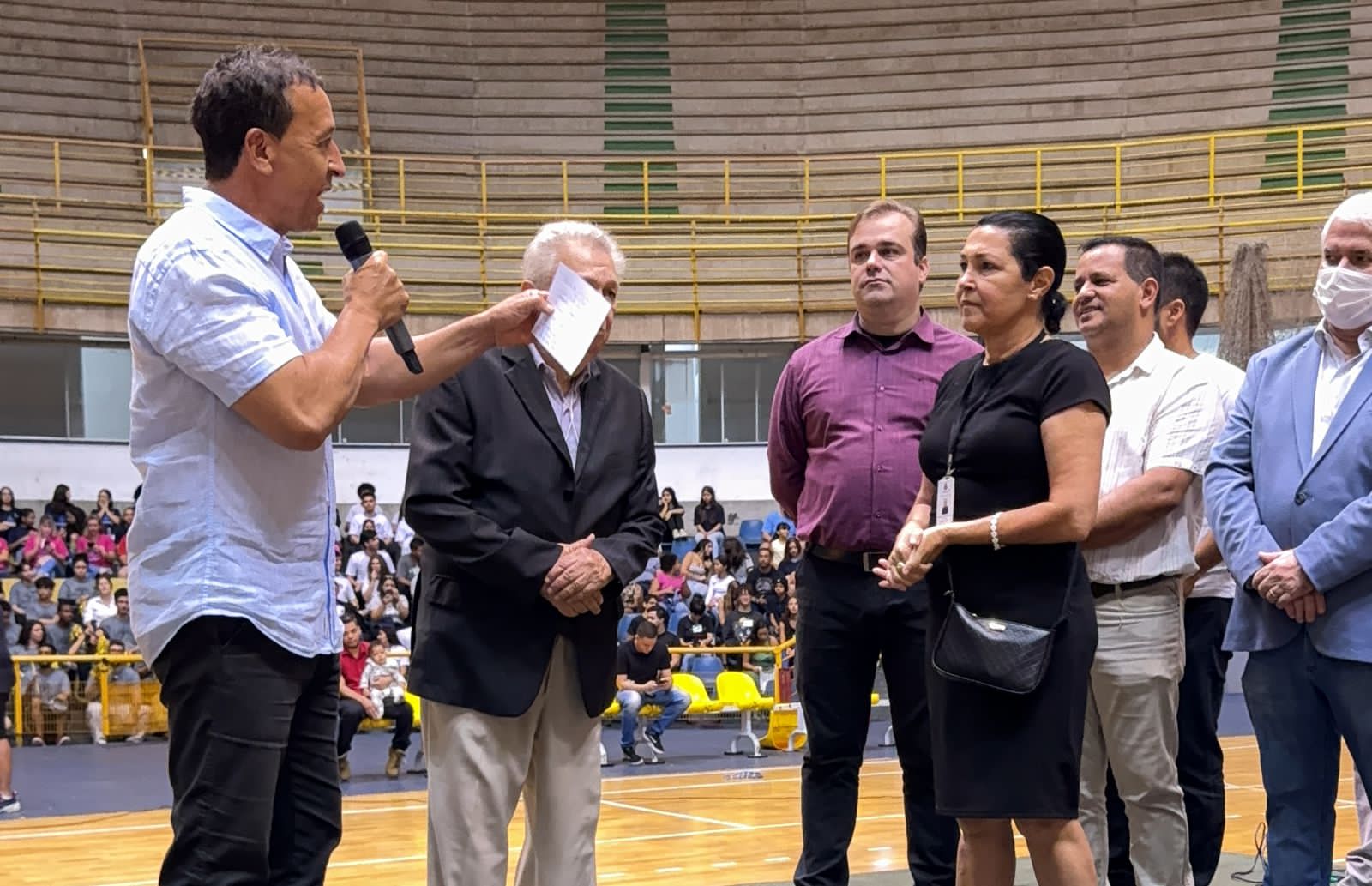 Edson Ferraz participa da abertura da Feira de Ciências e Tecnologia