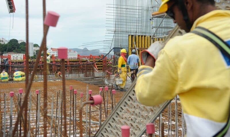 Construção gera mais de 8 mil empregos em agosto