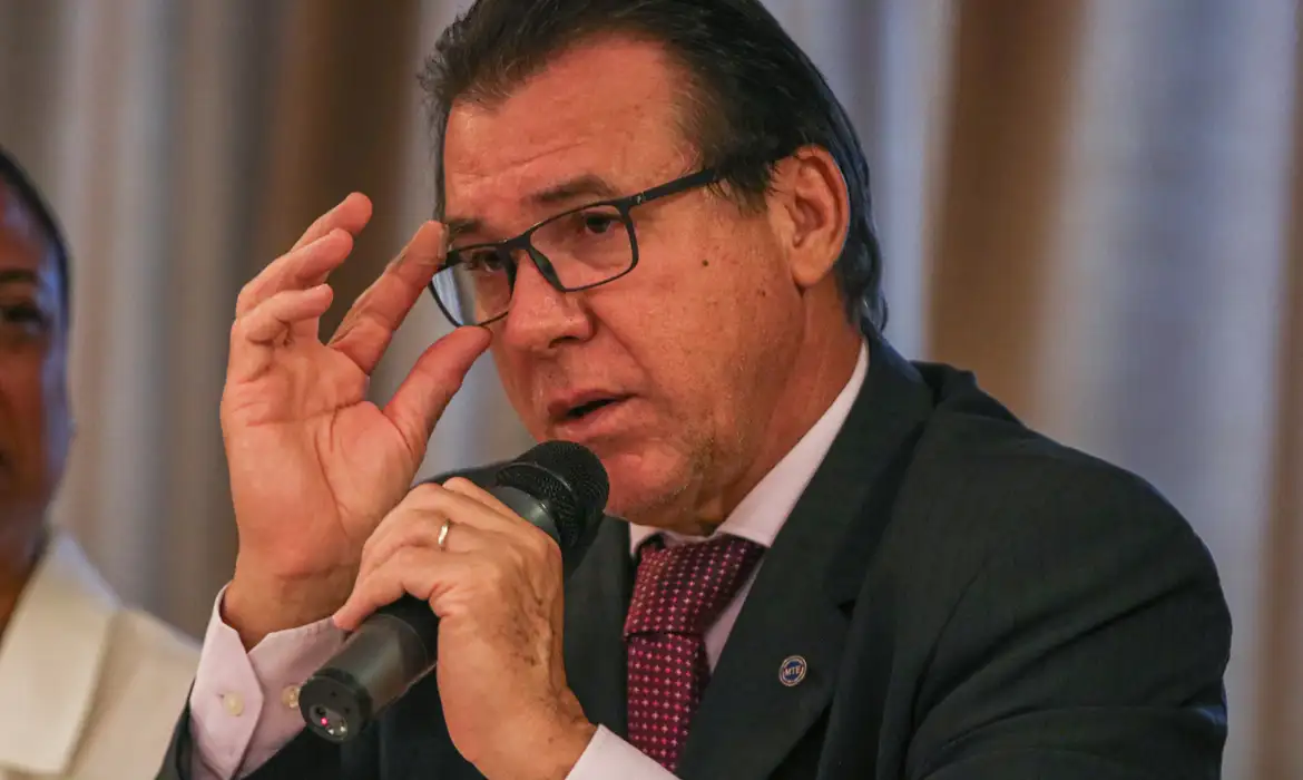 Governo lança programa para 100 mil trabalhadores