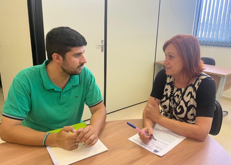 Bruno Zancheta entrega relatório de visitas a unidades de saúde à secretária Jôra Porfírio