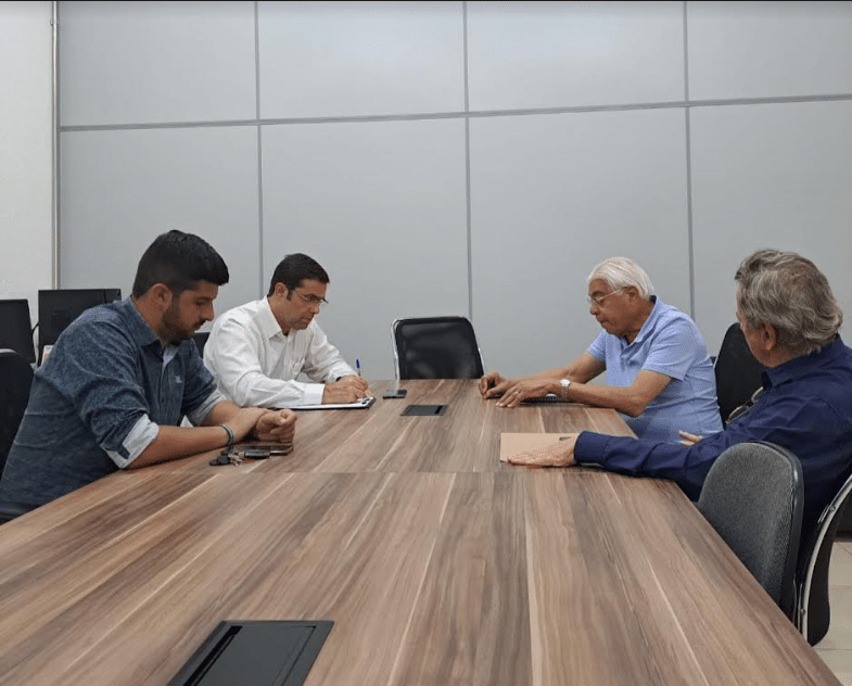 Comissão do Legislativo se reúne com presidente do Conselho Municipal de Educação