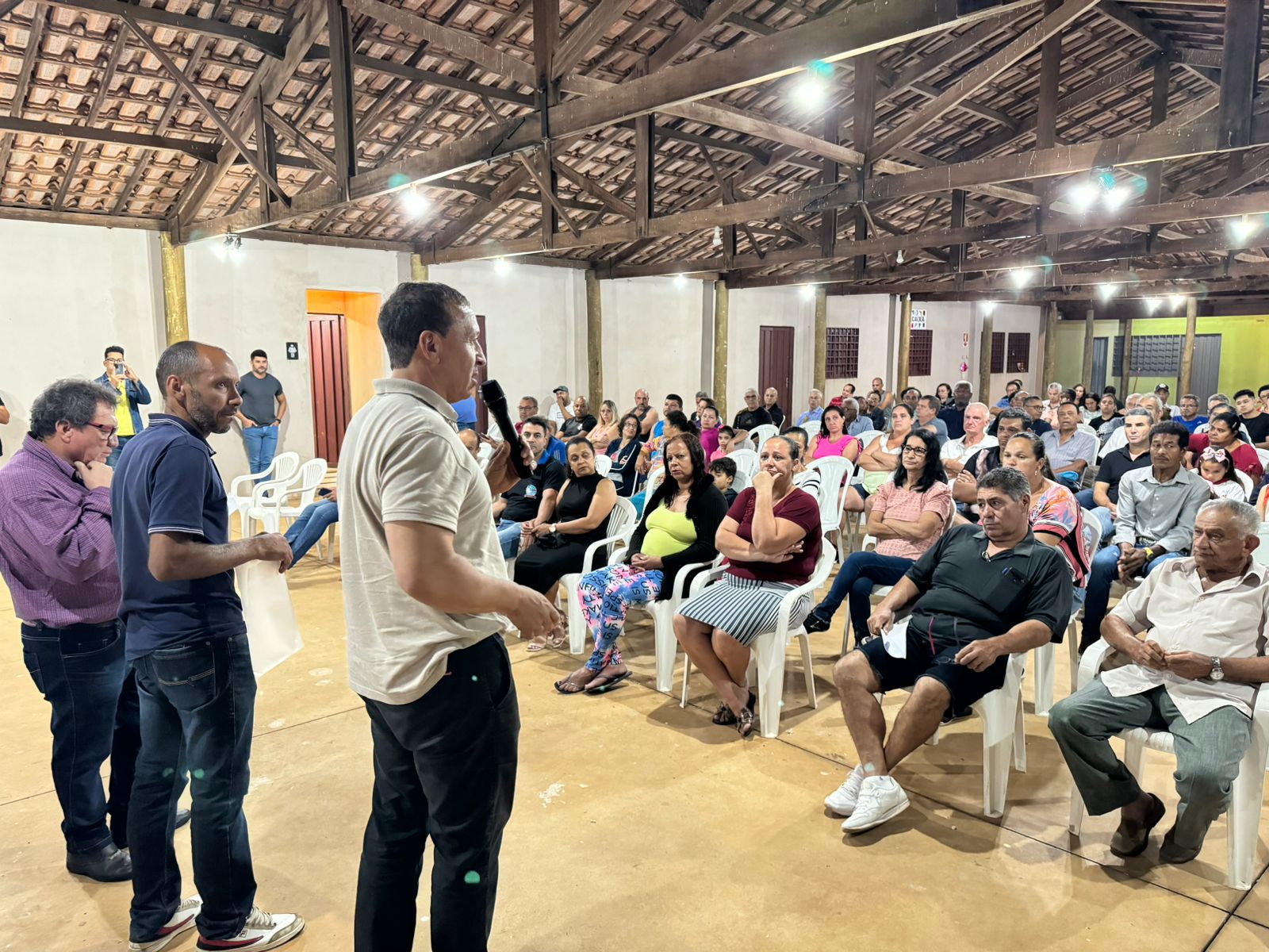 Edson Ferraz participa de encontro dos moradores do Jockey Clube