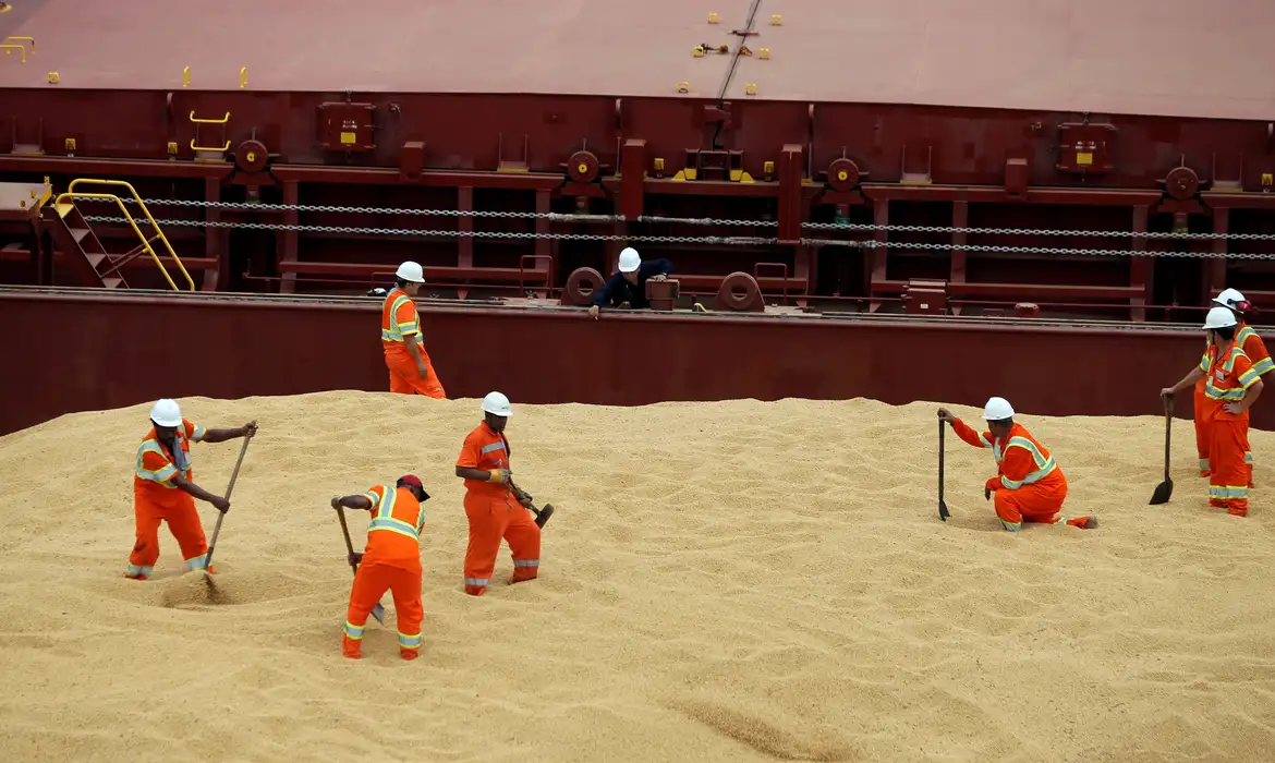 Balança comercial tem superávit recorde de US$ 8,776 bi