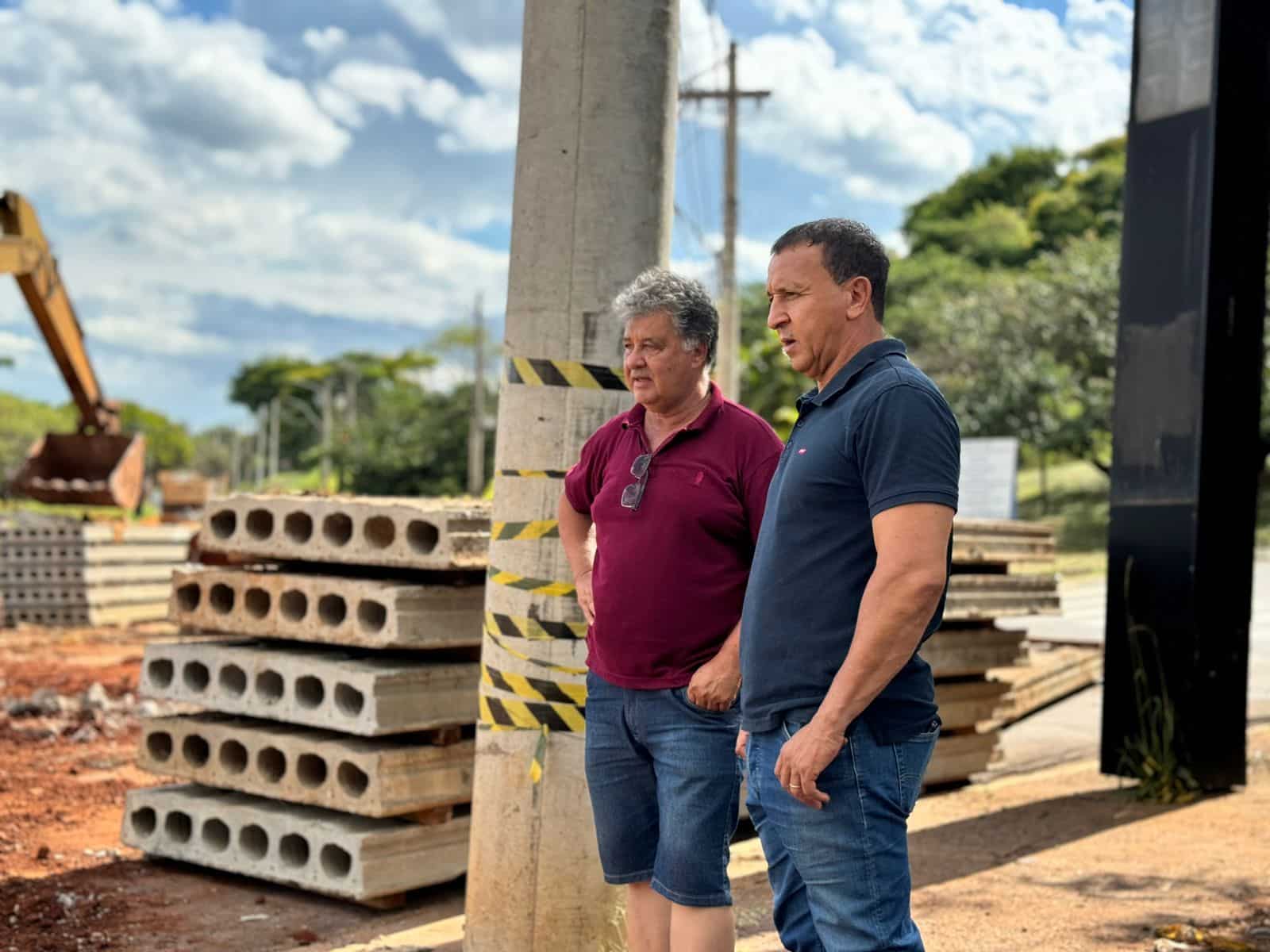 Edson Ferraz acompanha nova etapa de obra na Rotatória do Cristo