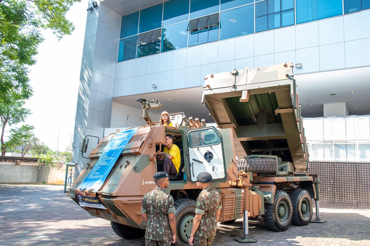 Há 11 meses sem receber salário, trabalhadores ocupam pátio da Avibras
