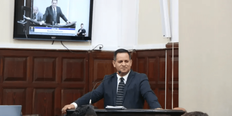 Roselei pede informações sobre cumprimento do Piso Salarial Profissional Nacional