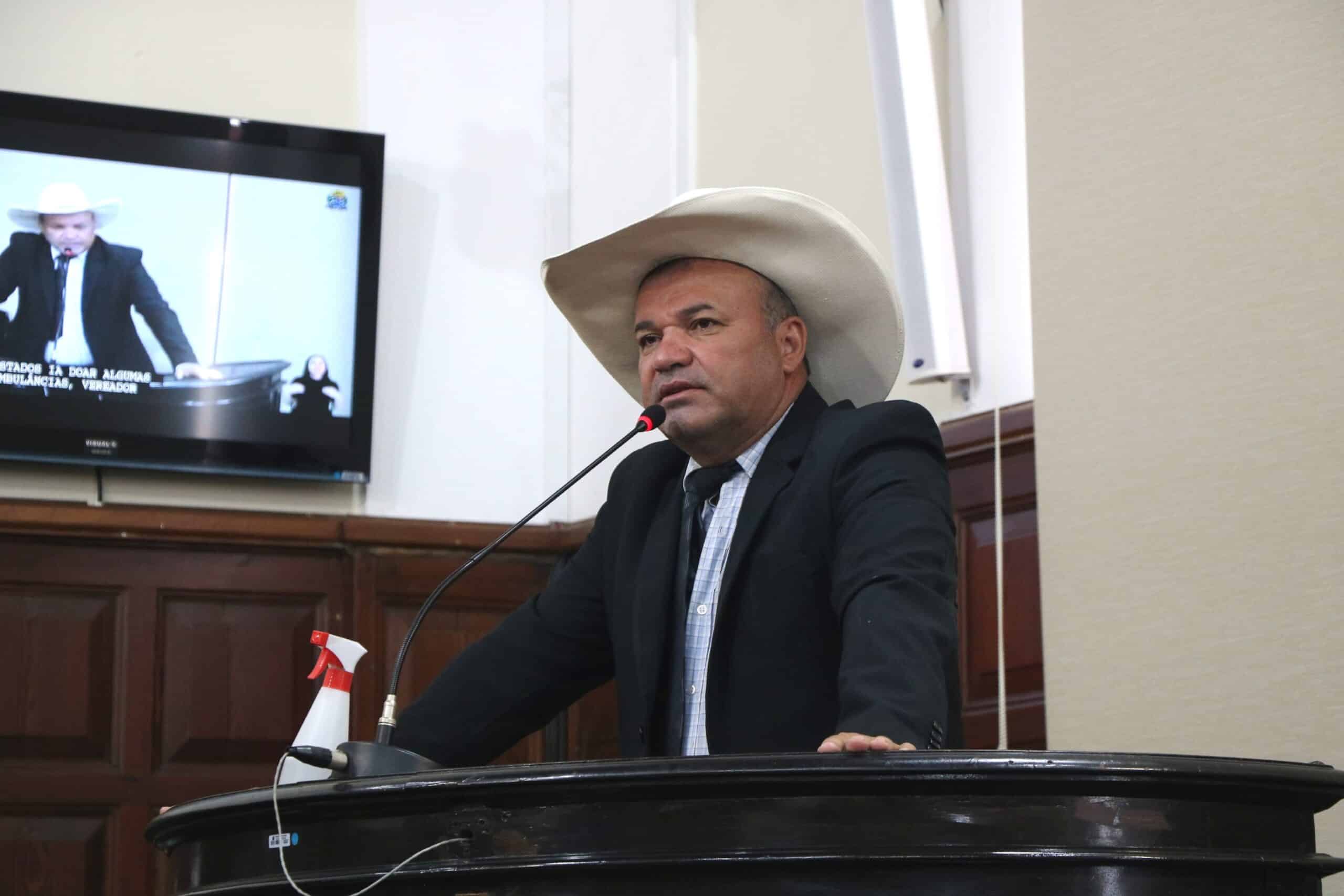 Vereador Bira Teixeira anuncia afastamento temporário e critica postura de secretários municipais