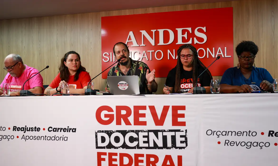 Docentes divididos