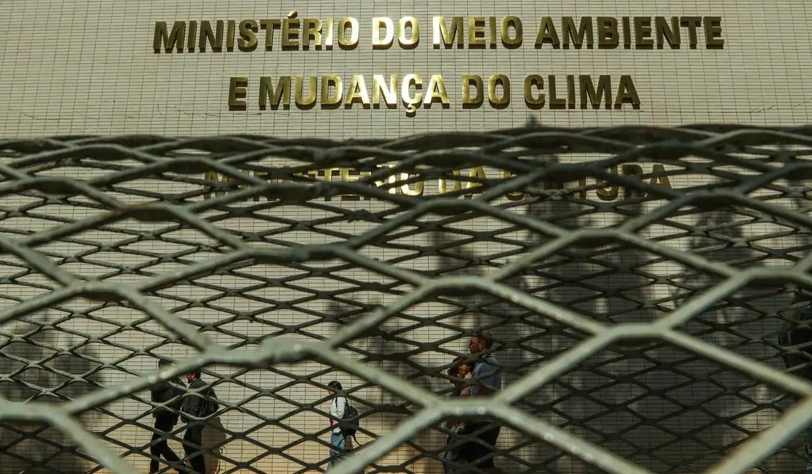 Servidores iniciam greve