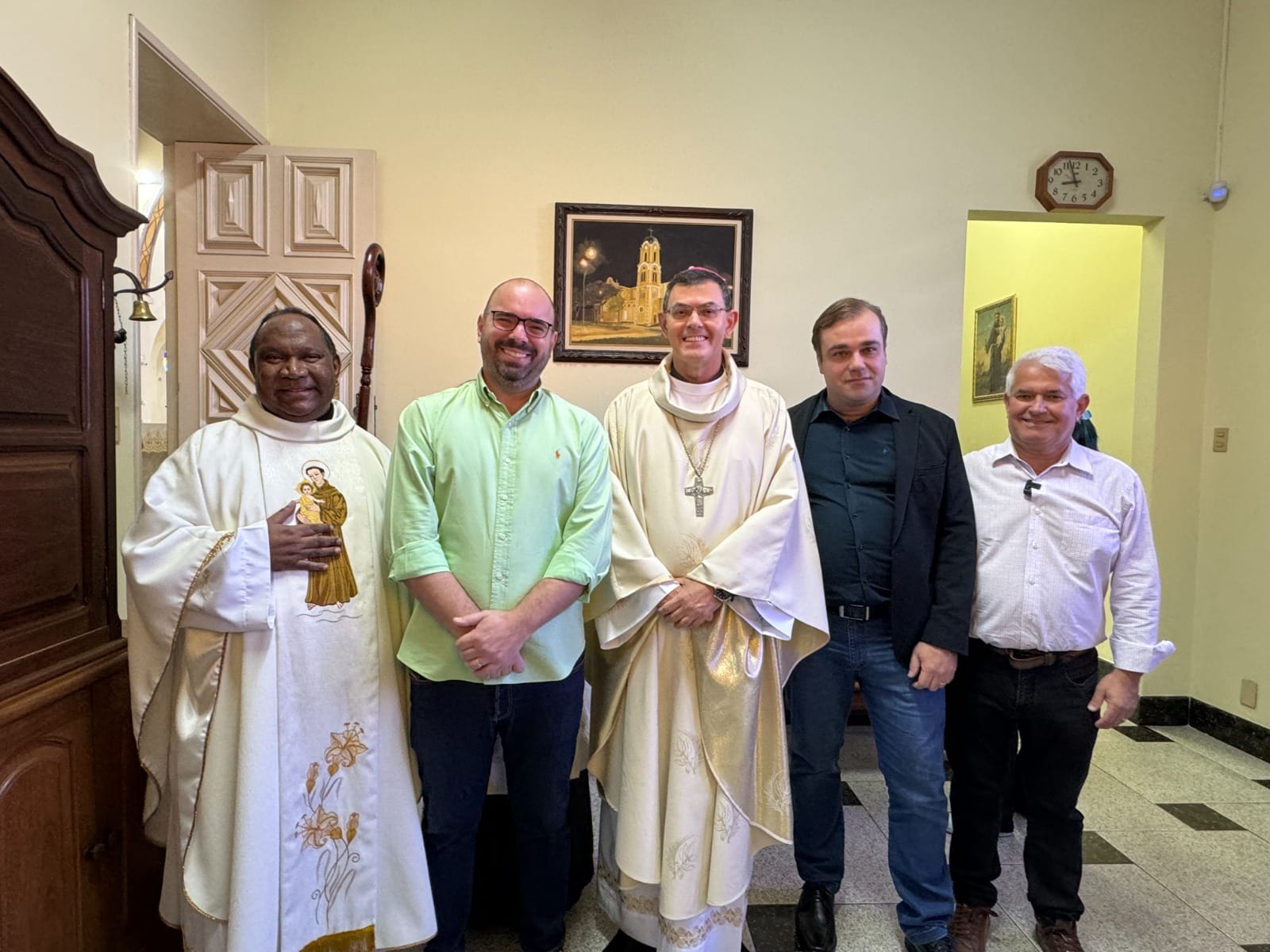 Netto participa de festividade na Igreja Santo Antônio de Pádua e dialoga com fieis