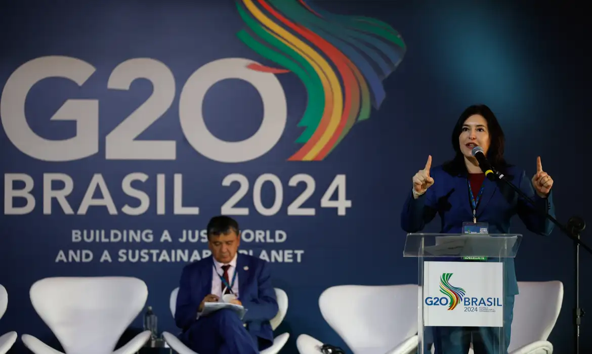 Ministra defende programas sociais