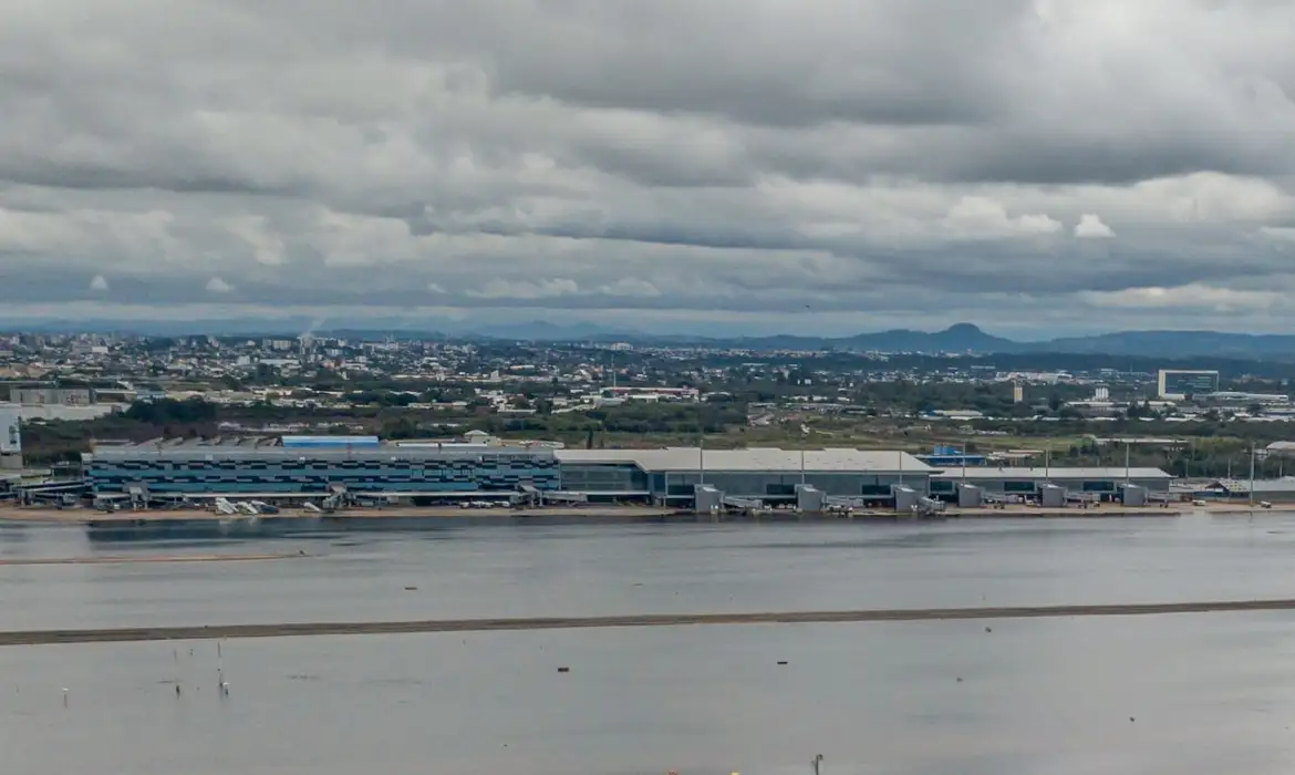 Aeroporto reinicia operações
