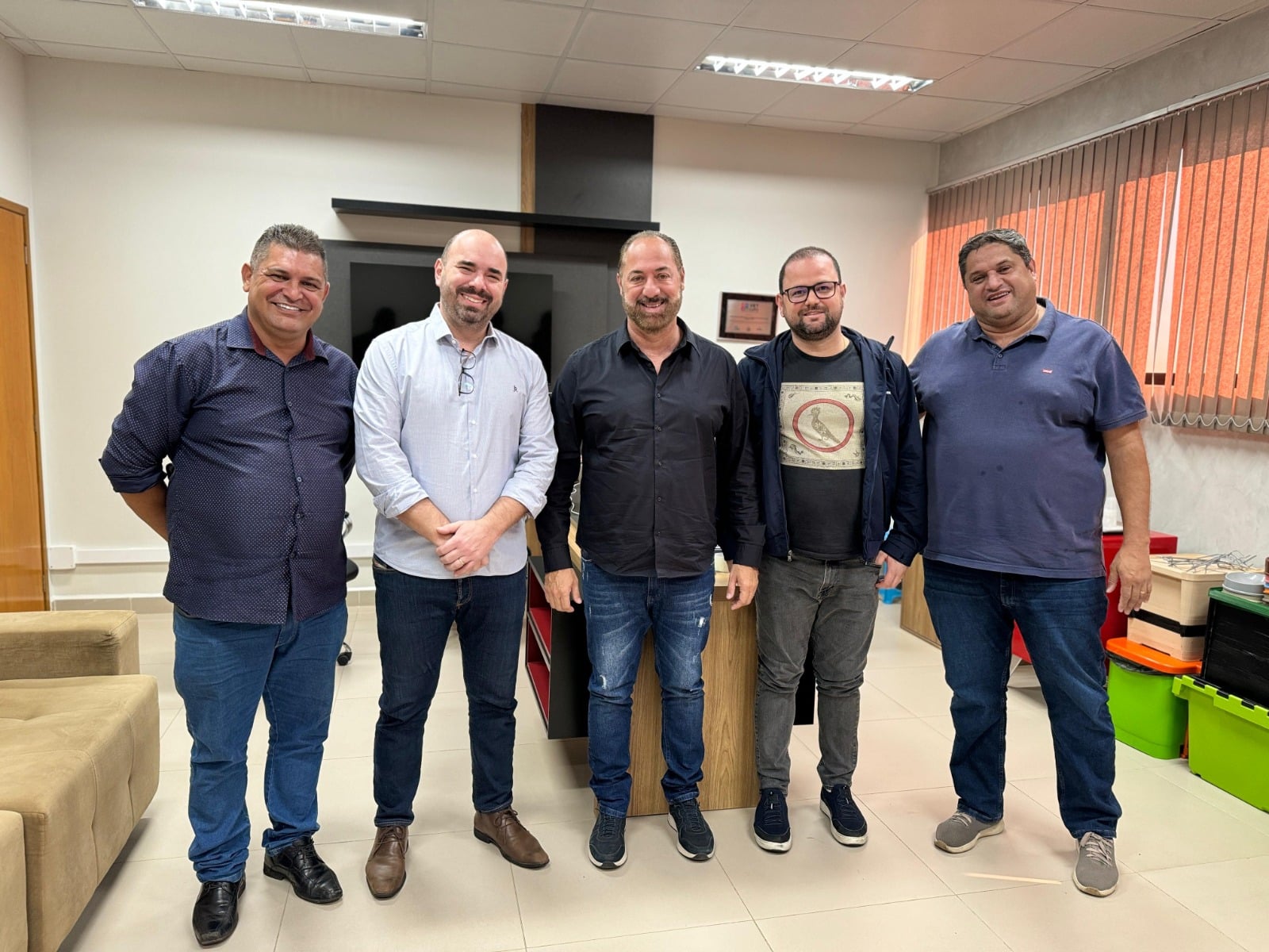 Netto Donato discute plano de governo com colaboradores de empresa de acessórios PET