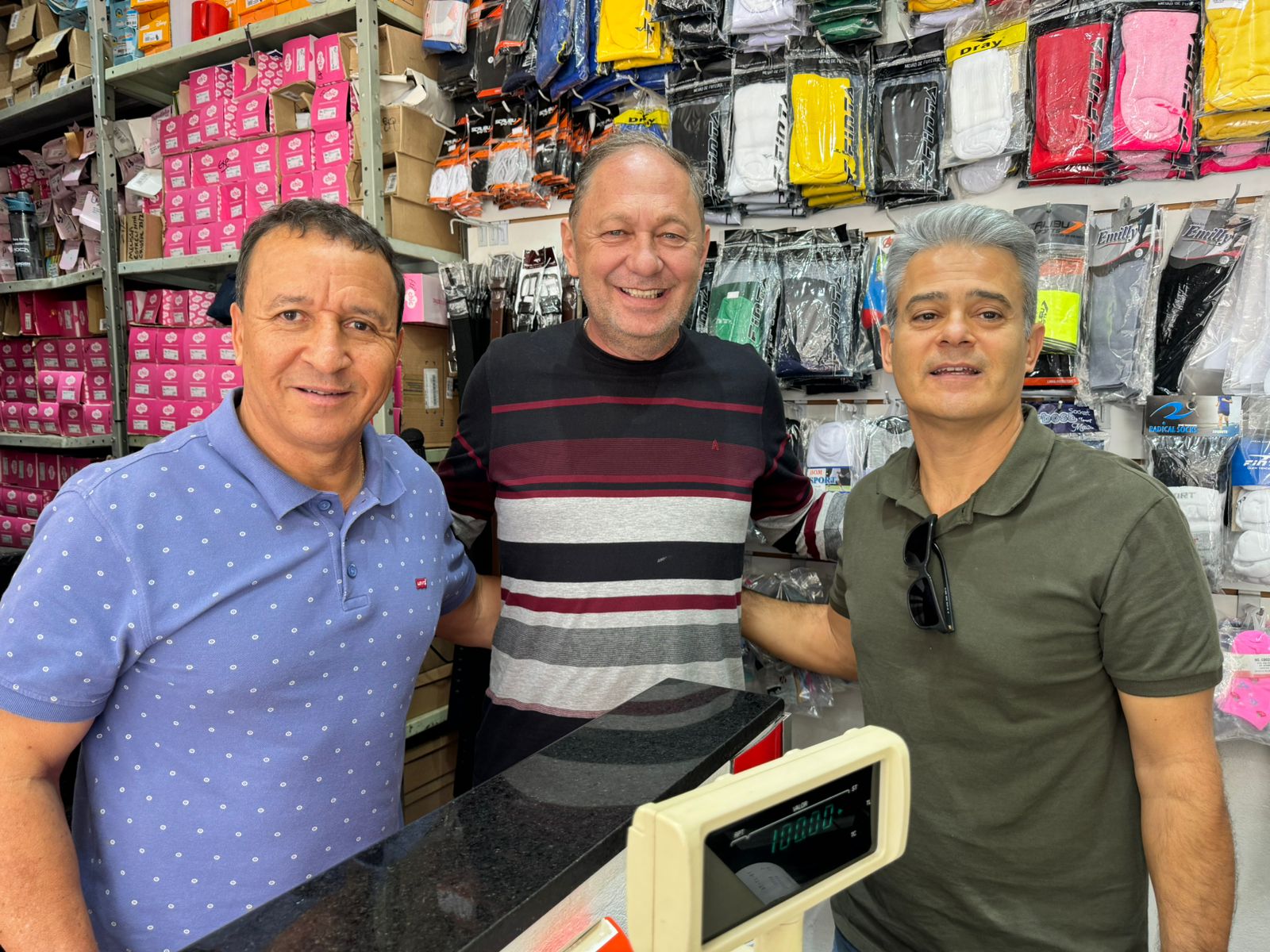 Edson Ferraz homenageia comerciantes locais no Dia do Comerciante