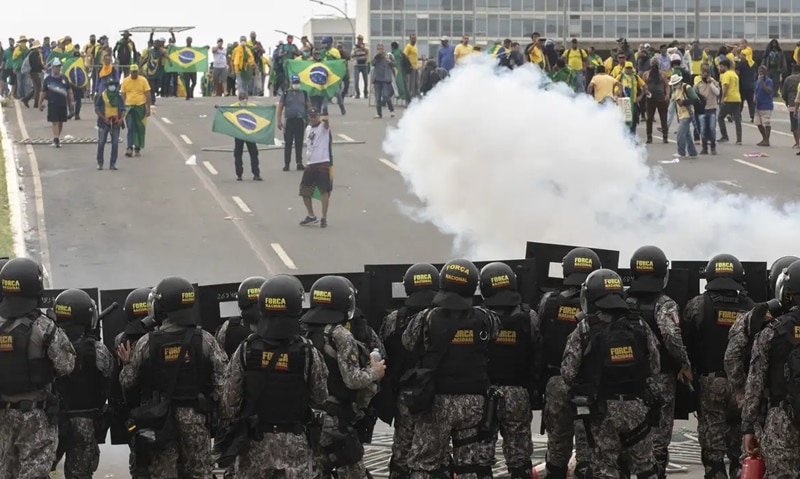 Deputados da base do governo Lula são 56% das assinaturas pedindo urgência à anistia do 8/1