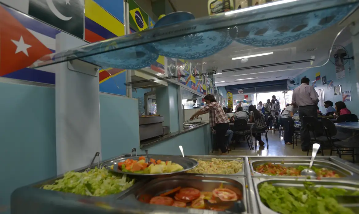 Almoçar fora está 49% mais caro