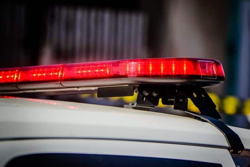 Mulher passa mal e colide com carro em veículo estacionado