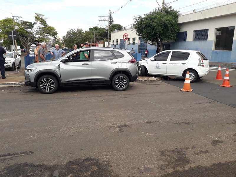 Automóveis colidem em perigoso cruzamento no Centro