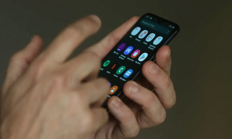 Mulher descobre perfil falso com seus dados em aplicativo de paquera